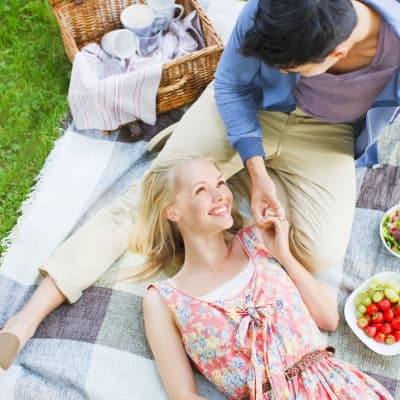 Panier de luxe pour un pique-nique romantique